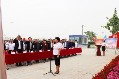 3.悟思想——中國二十二冶集團(tuán)雄安公司黨委書記、紀(jì)委書記、代理工會(huì)主席胡明琦帶領(lǐng)全體黨員重溫入黨誓詞